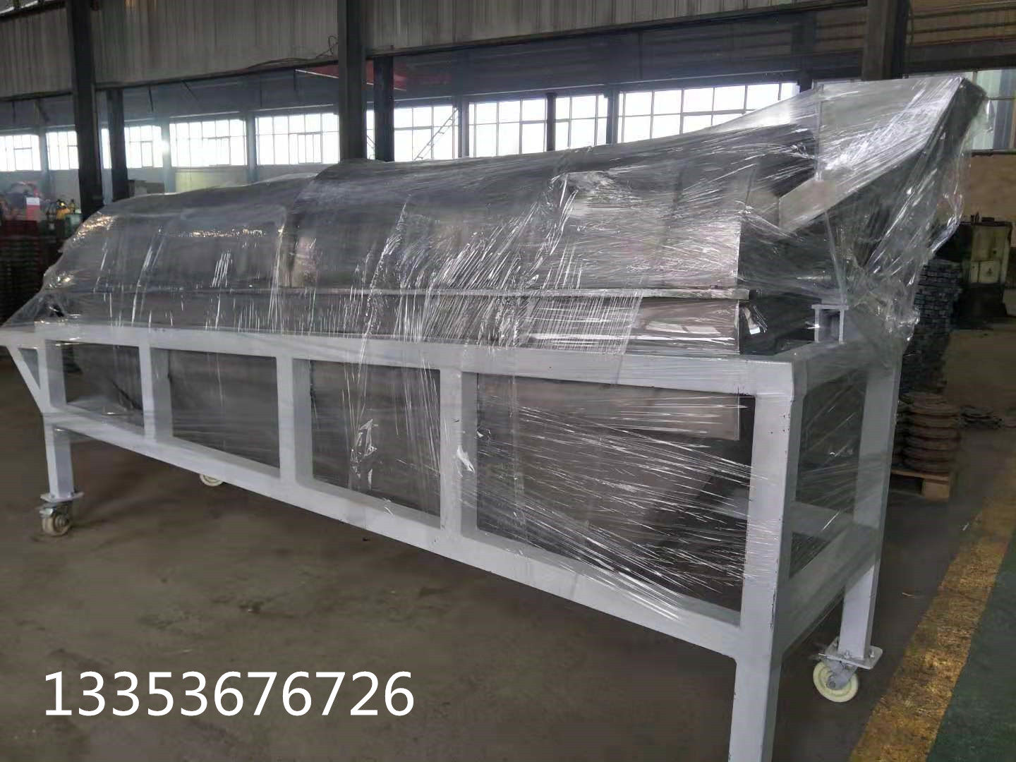 滾筒篩概述 滾筒篩是根據(jù)物料的顆粒大小進(jìn)行分級(jí)處理的一種篩分設(shè)備，又被稱為滾筒篩分機(jī)，因工藝布置簡單，被廣泛應(yīng)用于礦山、建材、交通、能源、化工等行業(yè)的產(chǎn)品分級(jí)。常用在中、細(xì)粒物料的分級(jí)篩分。